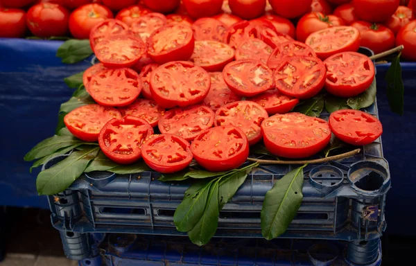 Ripe fresh delicious tomato vegetables cut in halves in bazaar m — ストック写真