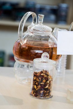 Bir şişe çaydanlık ve çay bitki bitki çayı