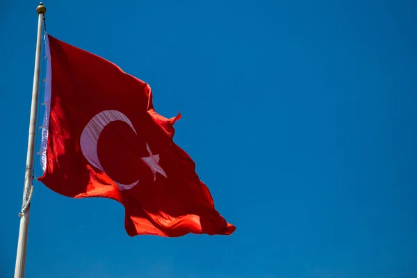 Bandera nacional turca con estrella blanca y luna en el cielo — Foto de Stock