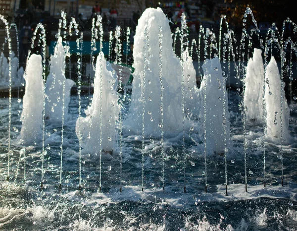 Las fuentes chorreando agua con gas en una piscina — Foto de Stock