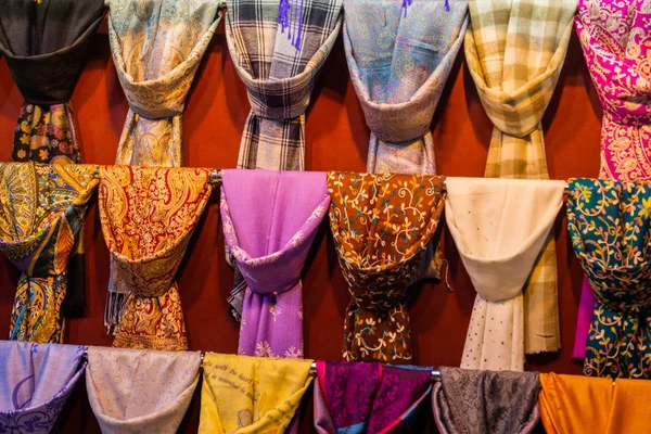 Flerfärgad tillverkning tyg textilier i högen — Stockfoto