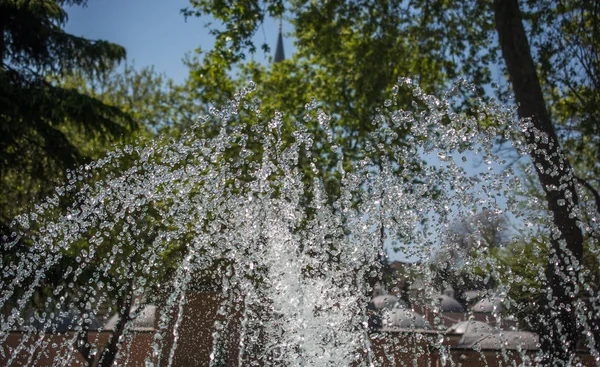 Les fontaines jaillissent d'eau pétillante dans un caca — Photo