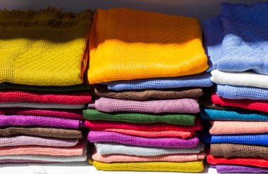 Çeşitli renk ve türü kumaş örnekleri