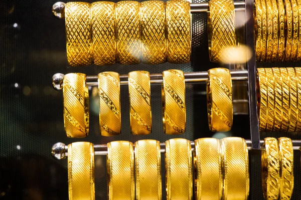 Exibição de dezenas de pulseiras douradas em estilo turco — Fotografia de Stock