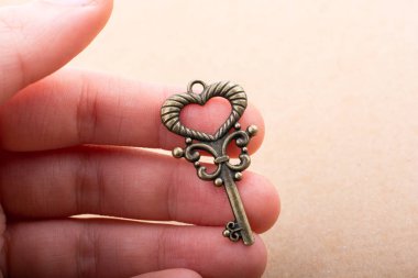 Kalp şeklinde eski sevgililer günü metal anahtarı elinde.