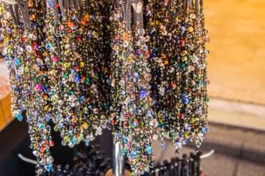  Çeşitli renk boncuk