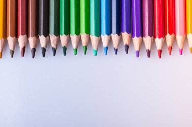  beyaz bir arka plan üzerine yerleştirilen renkli kalemler
