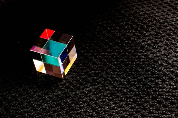 Cubo de prisma de cristal brillante colorido Refractando la luz en la lluvia viva — Foto de Stock