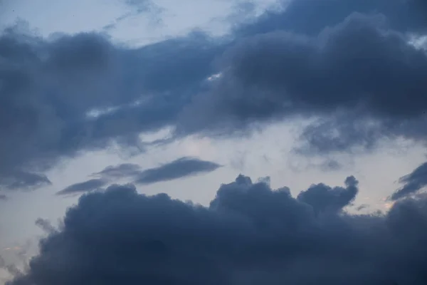 Nuages de couleur gris couvrent partiellement le ciel — Photo