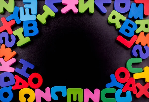 Kolorowe litery wykonane z drewna — Zdjęcie stockowe