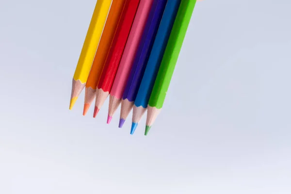 Lápis de cor sobre um fundo branco — Fotografia de Stock