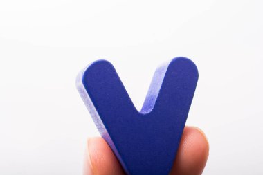 Tahtadan yapılma V harfi küpü.