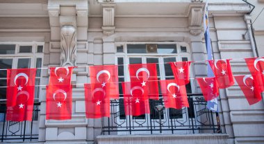 Türk ulusal bayrağı açık havada ipte sallanıyor