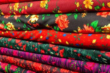 Çeşitli renk ve tipte renkli kumaş örnekleri