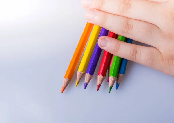 Person Mit Farbstiften Auf Weißem Hintergrund — Stockfoto