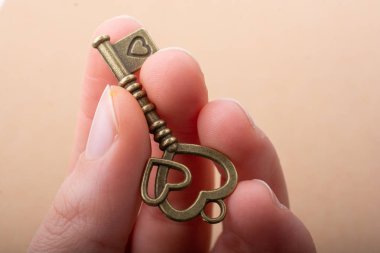 Metal anahtarı aşk ve sevgililer günü konsepti olarak tutmak