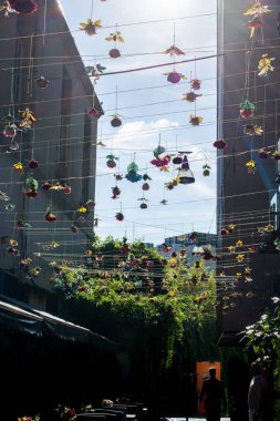 Çiçek sanatı sokak süsü olarak renkli yapay çiçeklerden yapılmıştır.