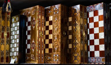 Entellektüel oyun - Satranç. Satranç tahtasındaki tahta satranç taşları