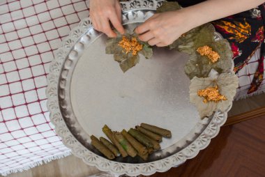 Türk usulü doldurulmuş üzüm yaprağı yapmak 