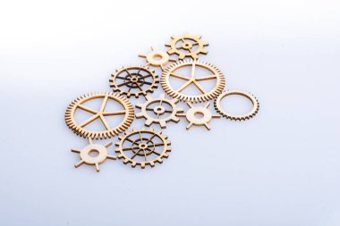 Dişli tekerlek kavram mühendislik olarak beyaz arka plan üzerinde