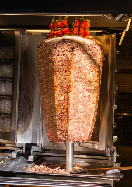 Traditionell turkisk Doner Kebab kebab på spett. Turkiskt kök — Stockfoto