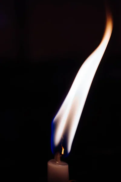 Brennende Kerze macht Licht im Blick als Hintergrund — Stockfoto
