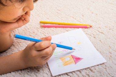 Yaratıcı çocuk resimleri, anaokulu eğitimi konsepti