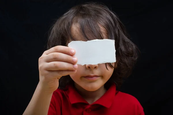 Pequeno Menino Bonito Segurando Papel Rasgado Boca — Fotografia de Stock