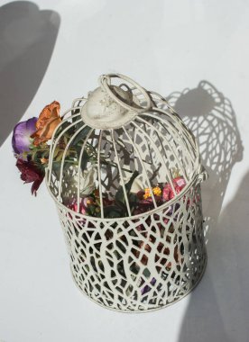 Metalden yapılmış küçük beyaz kuş evi.