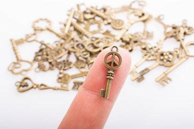 Barış sembolü anahtar elinde ve geriye dönük metal tuşlar