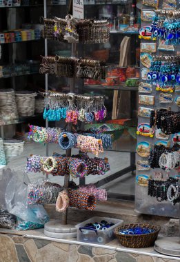 Boncuklu çok renkli bilezikler.