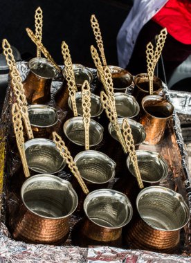 Geleneksel şekilde metalden yapılmış Türk kahve demlikleri
