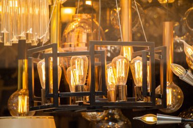 Dekoratif antika edison tarzı iplik ampulleri asılıydı.