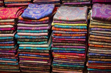 Çeşitli renk ve tipte renkli kumaş örnekleri