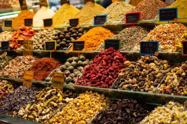 Çayın, şifalı otların, bitkilerin ve kurumuş çiçeklerin olduğu pazar.