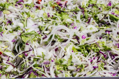 Salatada ince doğranmış soğan.