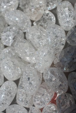 Doğal mineral kaya numunesi olarak kristalize kuvars (taş-kristal) değerli taş