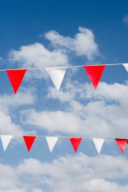 Festival konsepti olarak çeşitli renklerdeki bayrakları renklendiren renkli üçgen