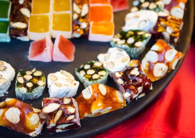 Geleneksel Türk Lokum şekeri ile kaplanmış yumuşak şekerler