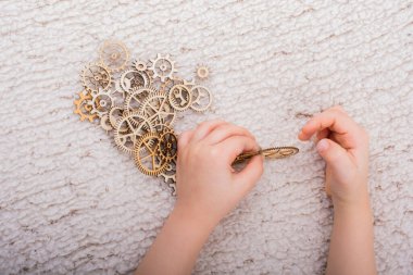 El ele tutuşan dişli tekerlekleri mekanizma konsepti olarak