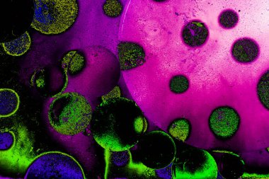 Su tabanında yağ kabarcıkları oluşmuş.