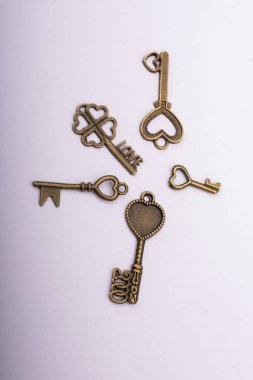 Beyaz arkaplanda kalp şeklinde retro metal tuşlar