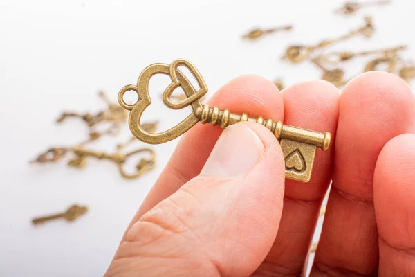 手握复古金属钥匙作为爱情和情人节的概念 — 图库照片