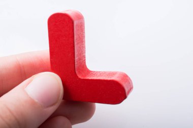 Elle tutulur küp L harfi tahtadan.