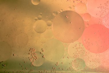 Su tabanında yağ kabarcıkları oluşmuş.