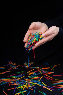 Siyah arka plana renkli tahta çubukların düşmesine izin ver.