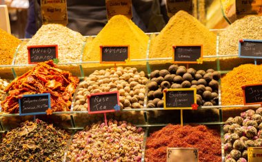 Çayın, şifalı otların, bitkilerin ve kurumuş çiçeklerin olduğu pazar.