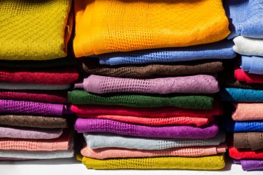 Çeşitli renk ve tipte renkli kumaş örnekleri