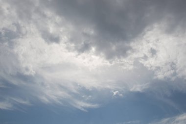 Koyu ve gri bulutlar gökyüzünde