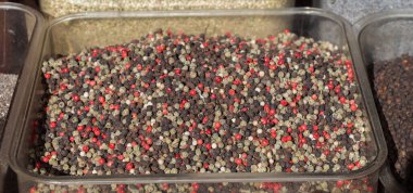 Renkli baharat arka planı olarak baharat ve bitkilerin çeşitliliği